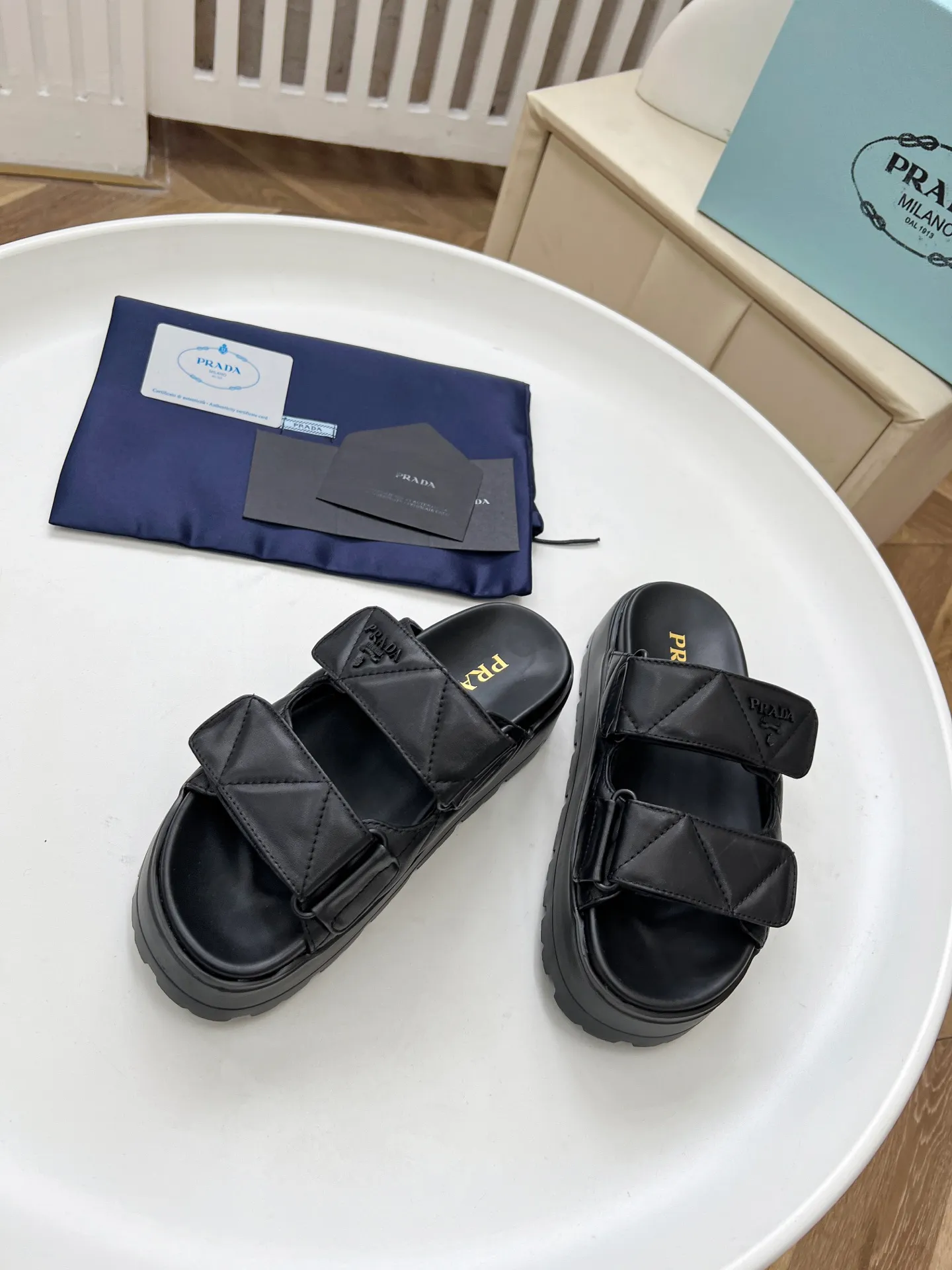 👟👟Ex-factory price 440👟👟 Prada/Prada 25ss summer new couple's beach thick-soled Birkenstock sandals. This shoe style is really a classic design that will not go out of style and is in line with everyone's current pursuit of comfortable and healthy wearing concepts. It is regarded by many domestic and foreign celebrities and fashionistas as an important choice for daily slippers. ✔Upper: imported super soft sheepskin ✔Inner lining: imported sheepskin ✔Hardware: Original molded split hardware ✔Outsole: Ultra-light, wear-resistant and non-slip foam sole ✔Number of yards: 35~40 (custom-made 40 pieces are non-refundable)